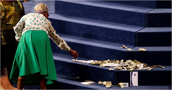 des fidèles évangélistes faisant des dons